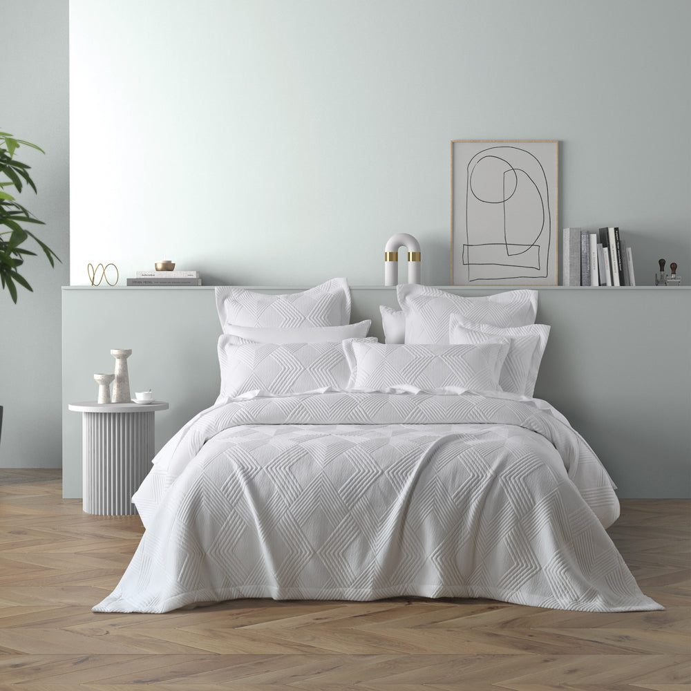 Cassiano White Coverlet Set | Queen / King Bed