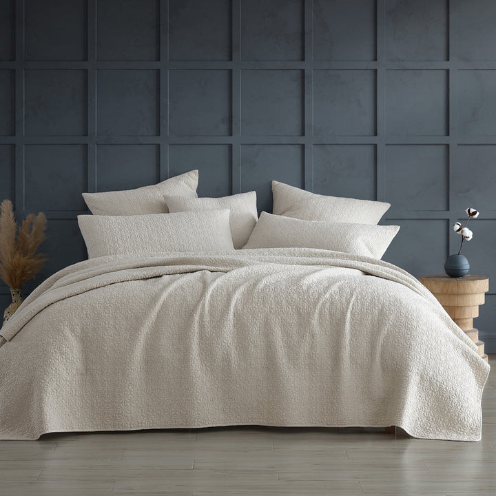 Kayo Linen Coverlet | Queen / King Bed