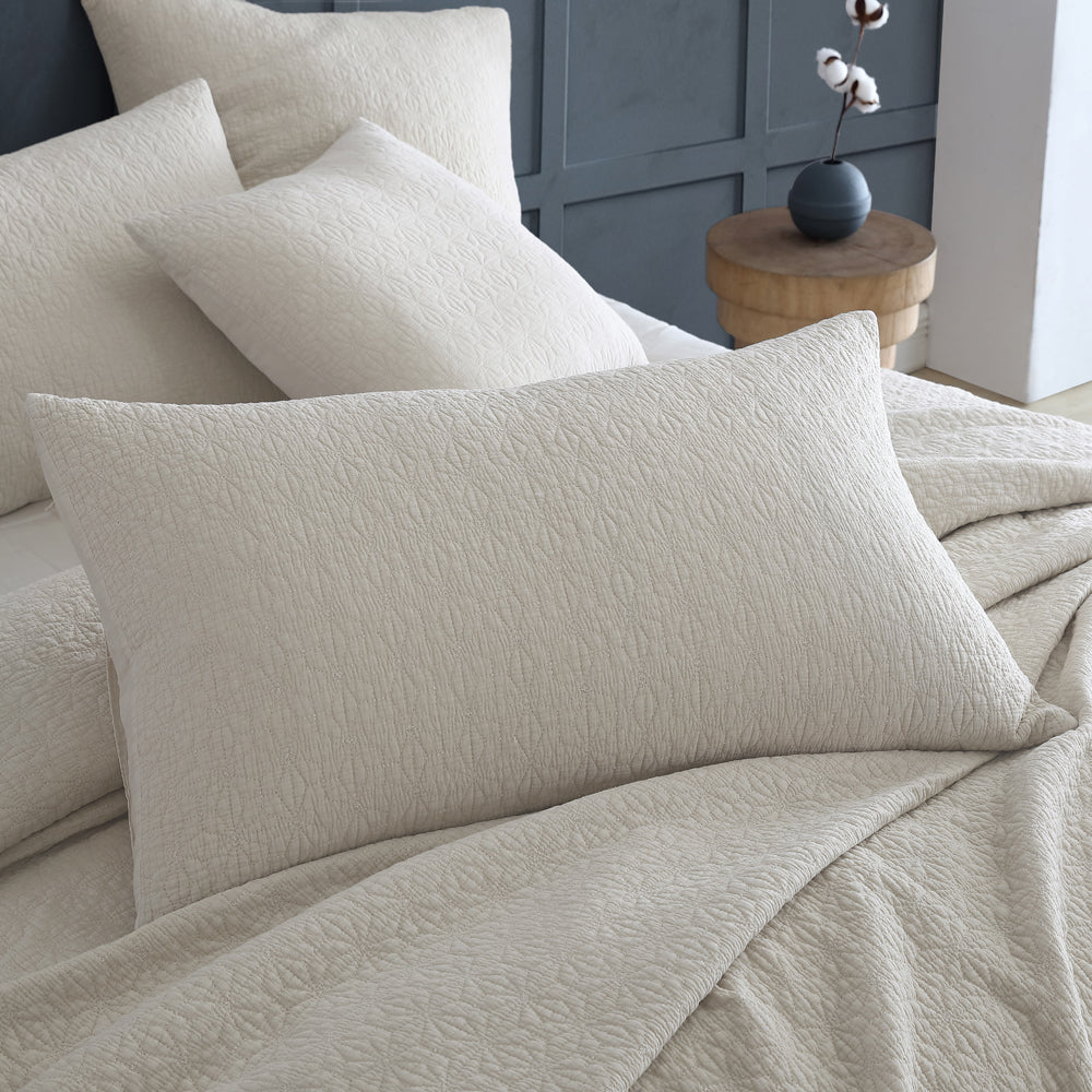 Kayo Linen Coverlet | Queen / King Bed